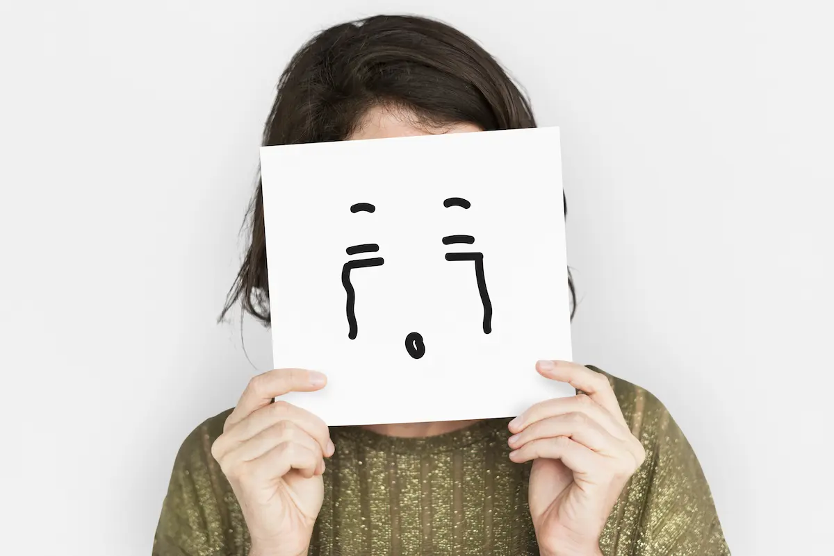 Personne avec visage dessiné triste