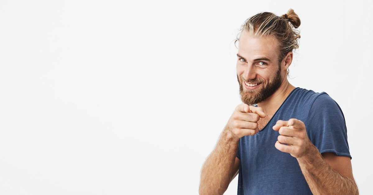 Beau mec mature avec barbe pointant vers la caméra avec l'index sur les deux mains avec une expression heureuse | Freepix