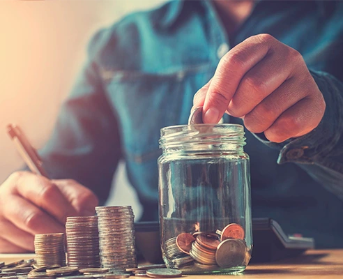 Homme mettant de l'argent dans un bocal