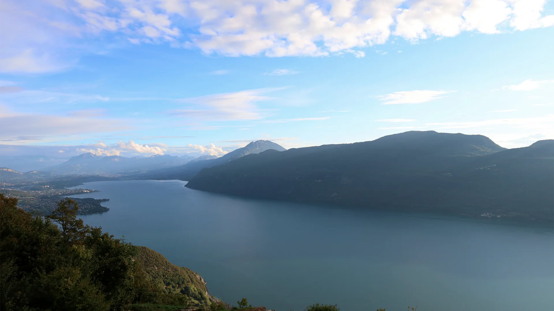 Vue aerienne du lac du bourget près d'aix les bains