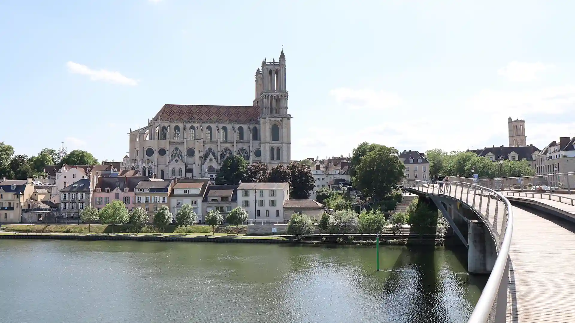 Vue des vieux quartiers de Mantes la joile