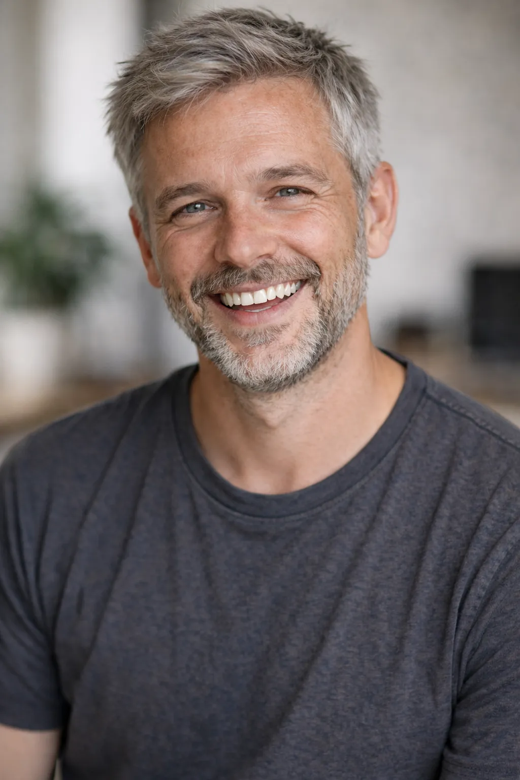 Usmiechajacy sie mezczyzna