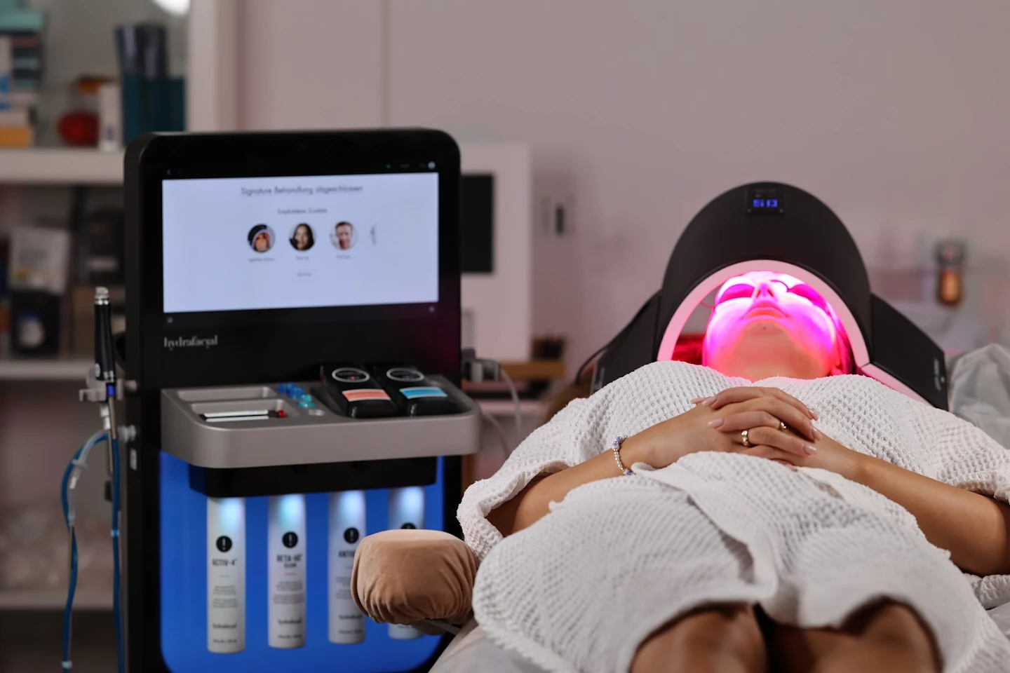 Kosmetikerin bei der Gesichtsbehandlung im Beautyroom Berlin Wilmersdorf