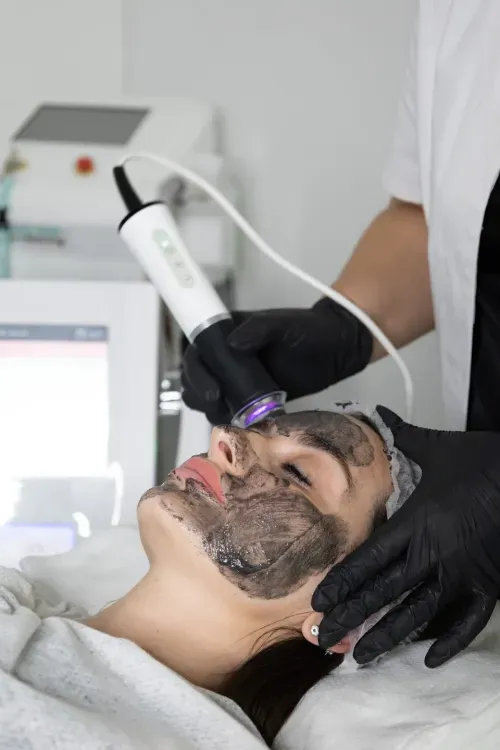 Kosmetikerin bei der Gesichtsbehandlung im Beautyroom Berlin Wilmersdorf