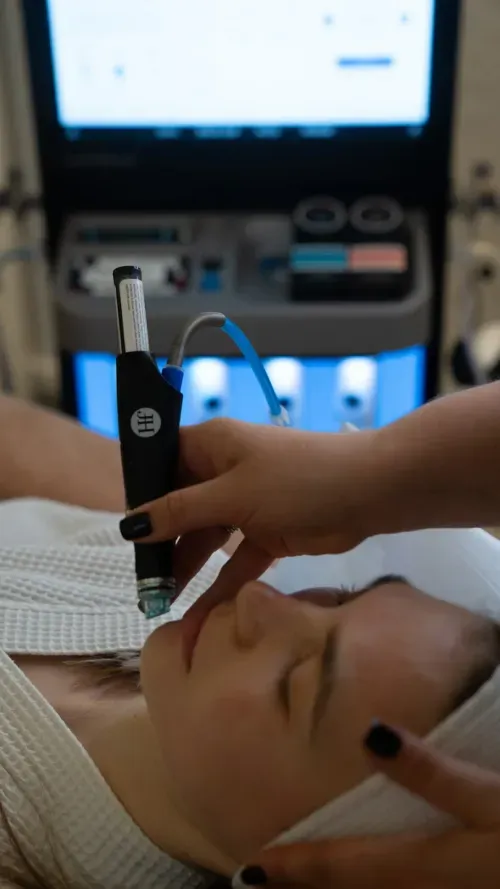 Kosmetikerin im Beautyroom Berlin – erfahrene Fachkraft für Hautpflege und Wohlbefinden