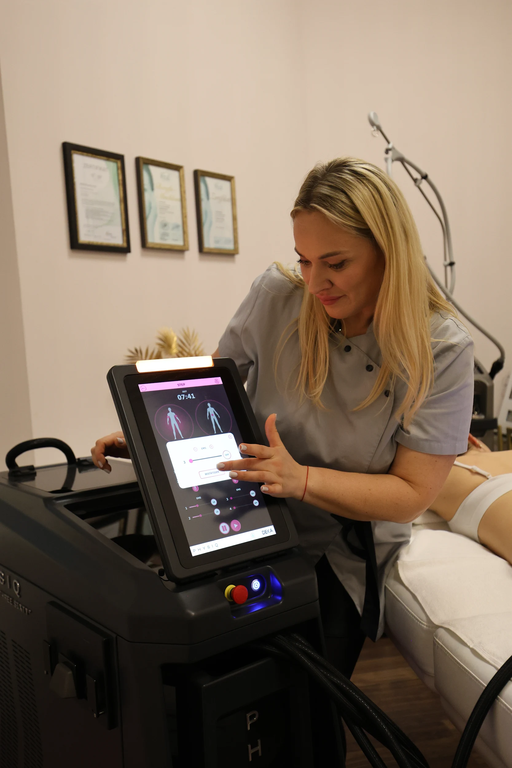 DEKA Physiq 360 Körperformung und Cellulite-Behandlung im Beautyroom Berlin