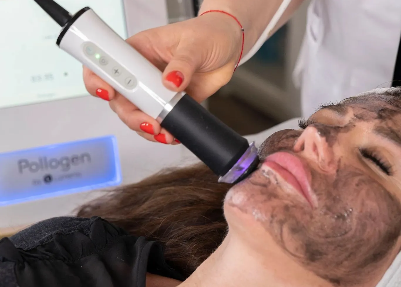 Kosmetikerin im Beautyroom Berlin – erfahrene Fachkraft für Hautpflege und Wohlbefinden