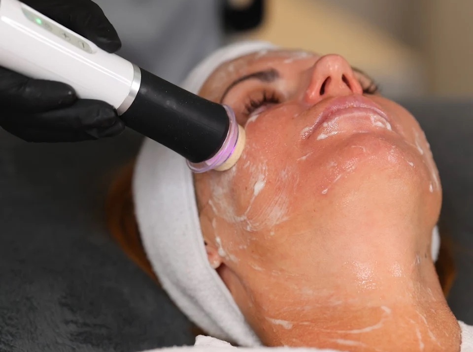 Kosmetikerin im Beautyroom Berlin – erfahrene Fachkraft für Hautpflege und Wohlbefinden