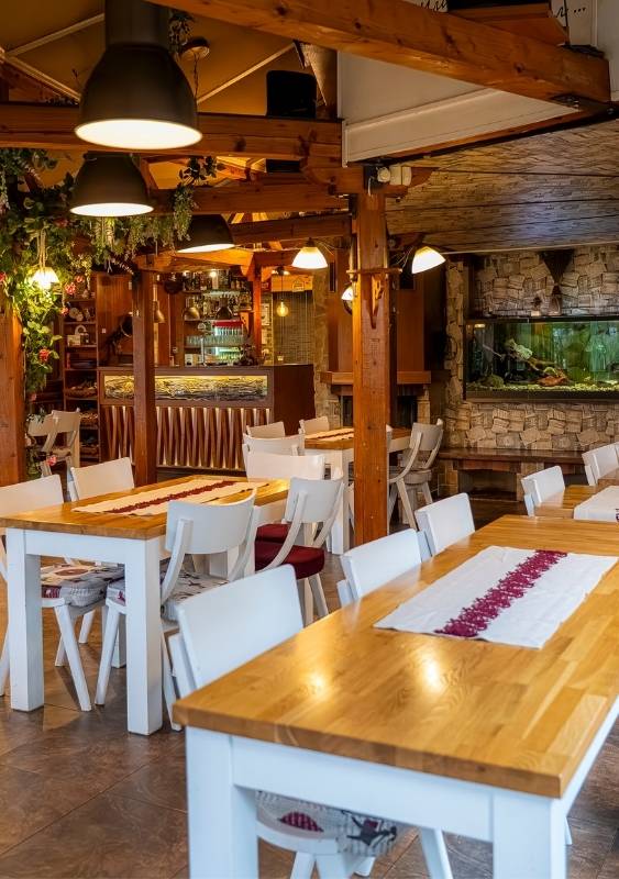 Интериорът на Ресторант Оазис – стилна и уютна обстановка, подходяща за семейни събития и приятелски срещи