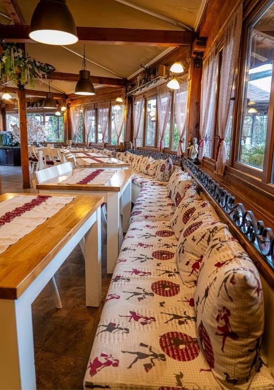 Интериорът на Ресторант Оазис – стилна и уютна обстановка, подходяща за семейни събития и приятелски срещи