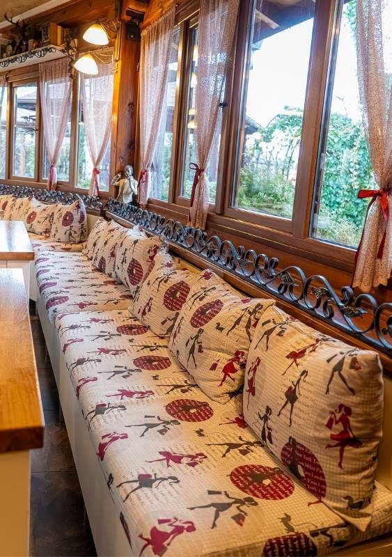 Интериорът на Ресторант Оазис – стилна и уютна обстановка, подходяща за семейни събития и приятелски срещи