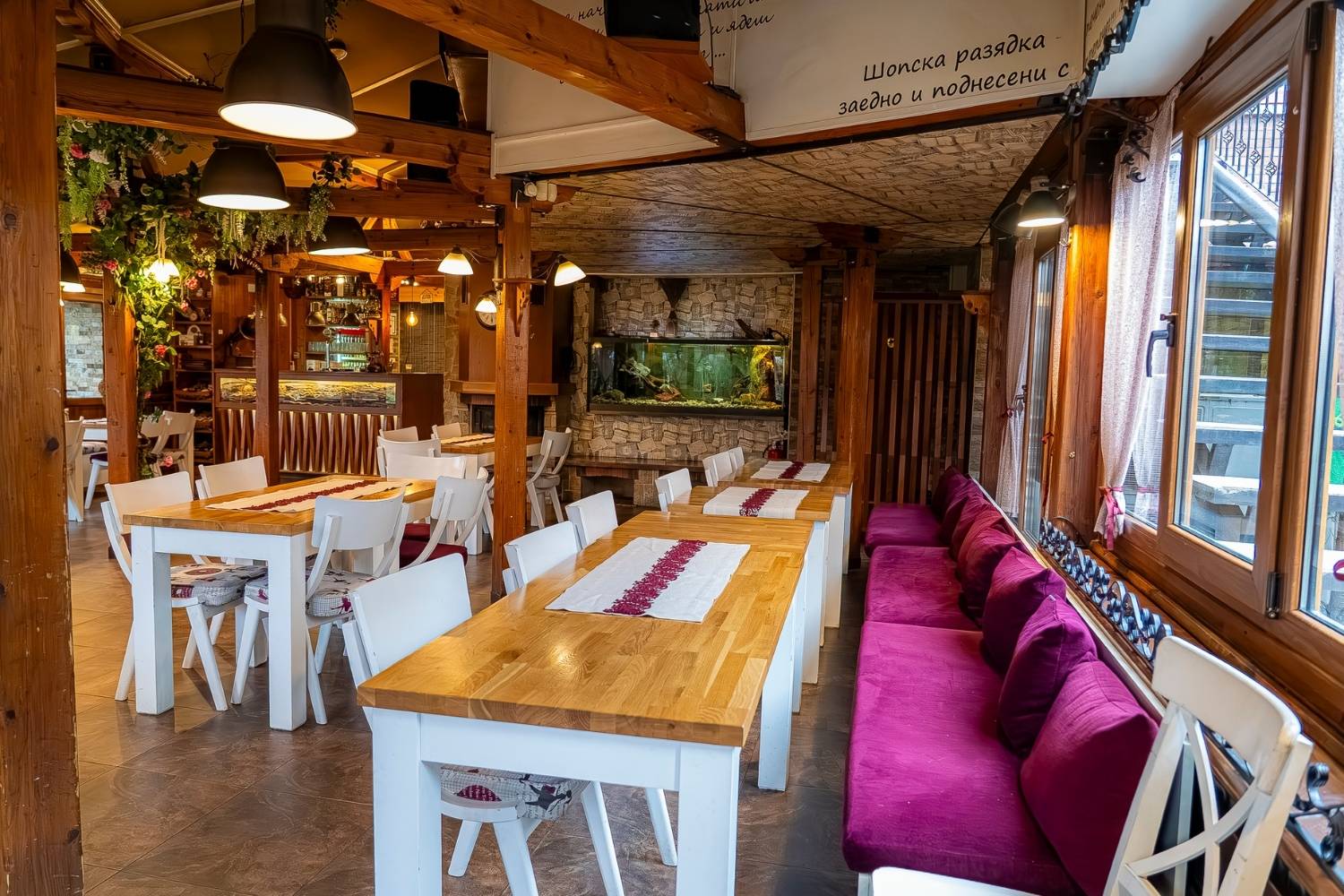 Интериорът на Ресторант Оазис – стилна и уютна обстановка, подходяща за семейни събития и приятелски срещи