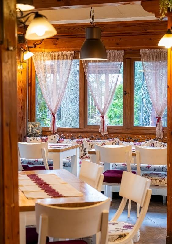 Интериорът на Ресторант Оазис – стилна и уютна обстановка, подходяща за семейни събития и приятелски срещи