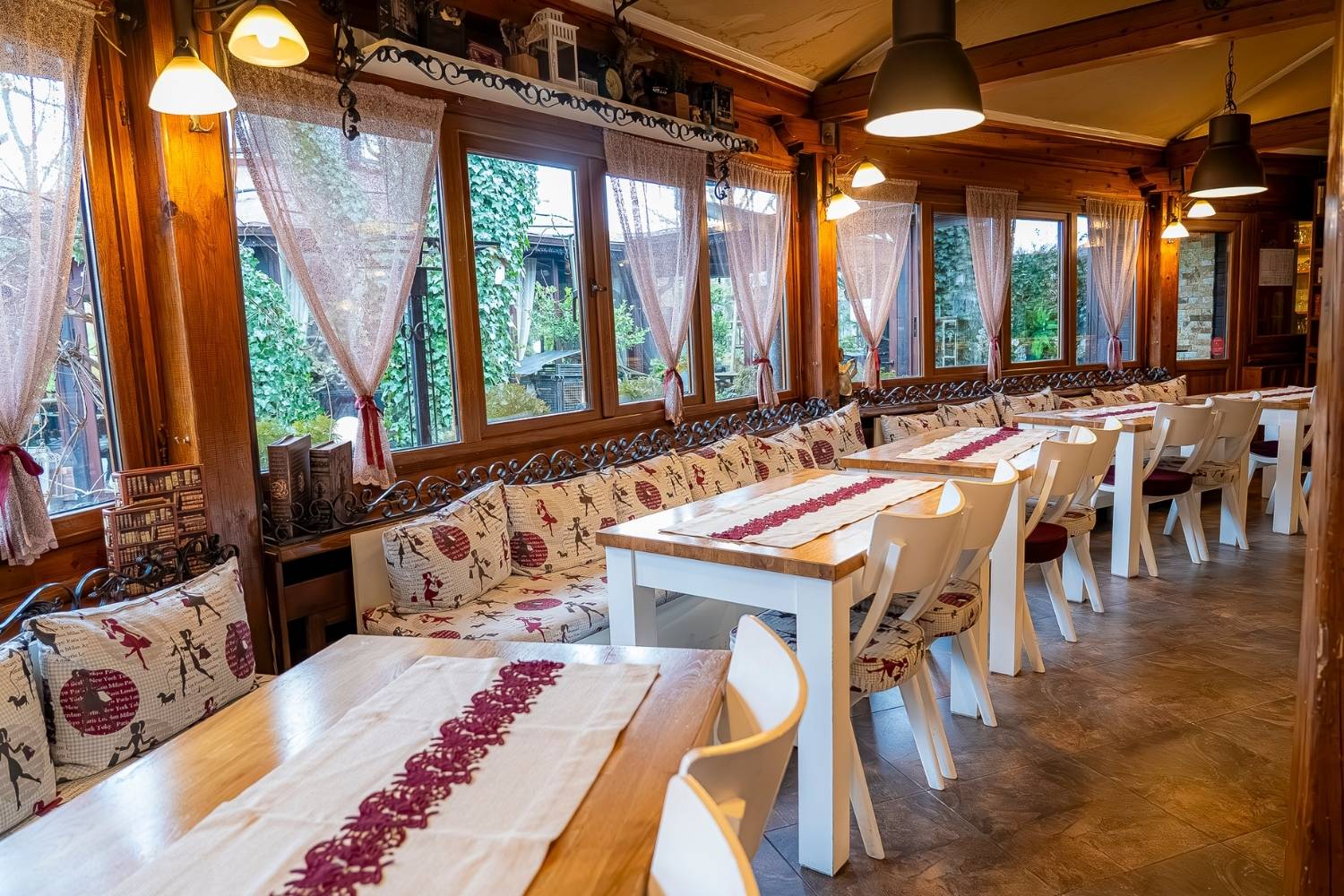 Интериорът на Ресторант Оазис – стилна и уютна обстановка, подходяща за семейни събития и приятелски срещи