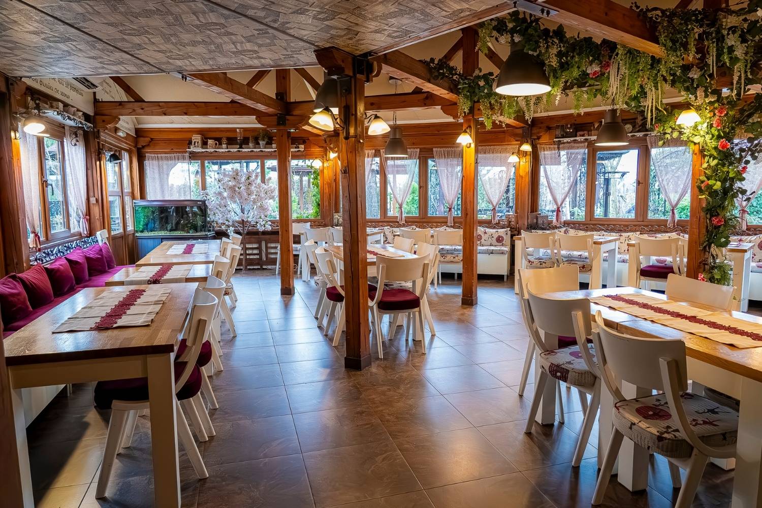 Интериорът на Ресторант Оазис – стилна и уютна обстановка, подходяща за семейни събития и приятелски срещи