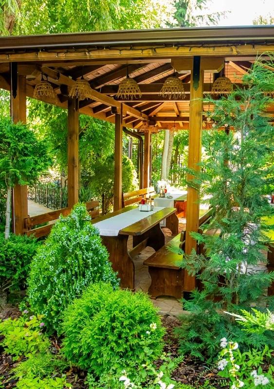 Градината на Ресторант Оазис – зелено и спокойно пространство за отдих и приятни моменти