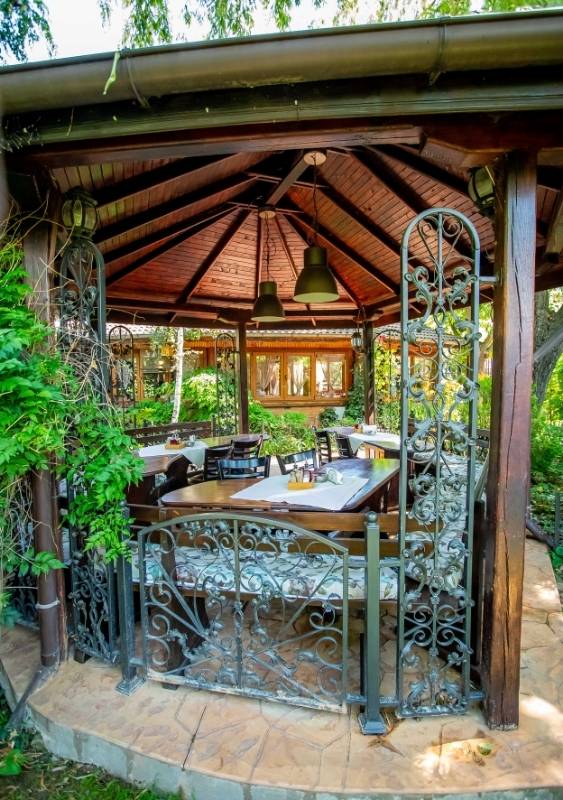 Градината на Ресторант Оазис – зелено и спокойно пространство за отдих и приятни моменти