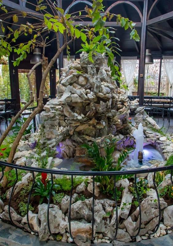 Външна беседка в Ресторант Оазис – комфортно място на открито за хранене и специални поводи