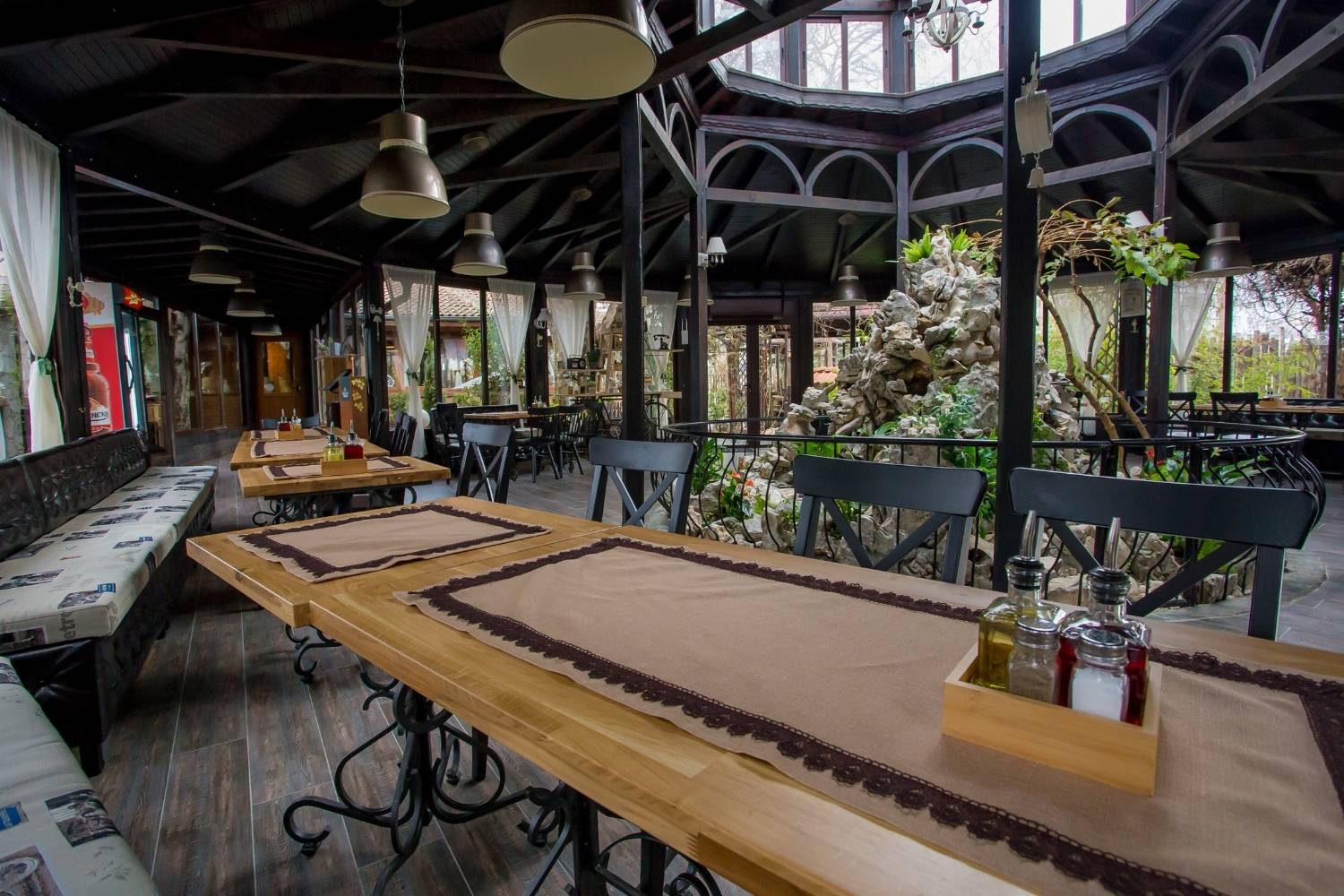 Външна беседка в Ресторант Оазис – комфортно място на открито за хранене и специални поводи