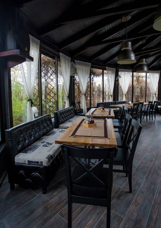 Външна беседка в Ресторант Оазис – комфортно място на открито за хранене и специални поводи