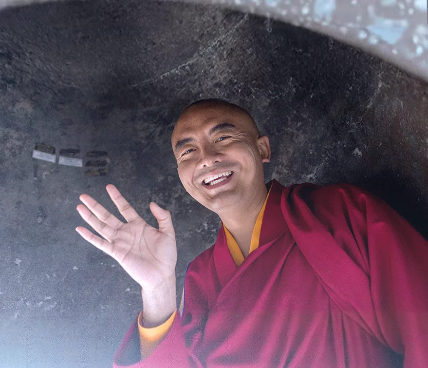 Mingyur Rinpoche winkt fröhlich