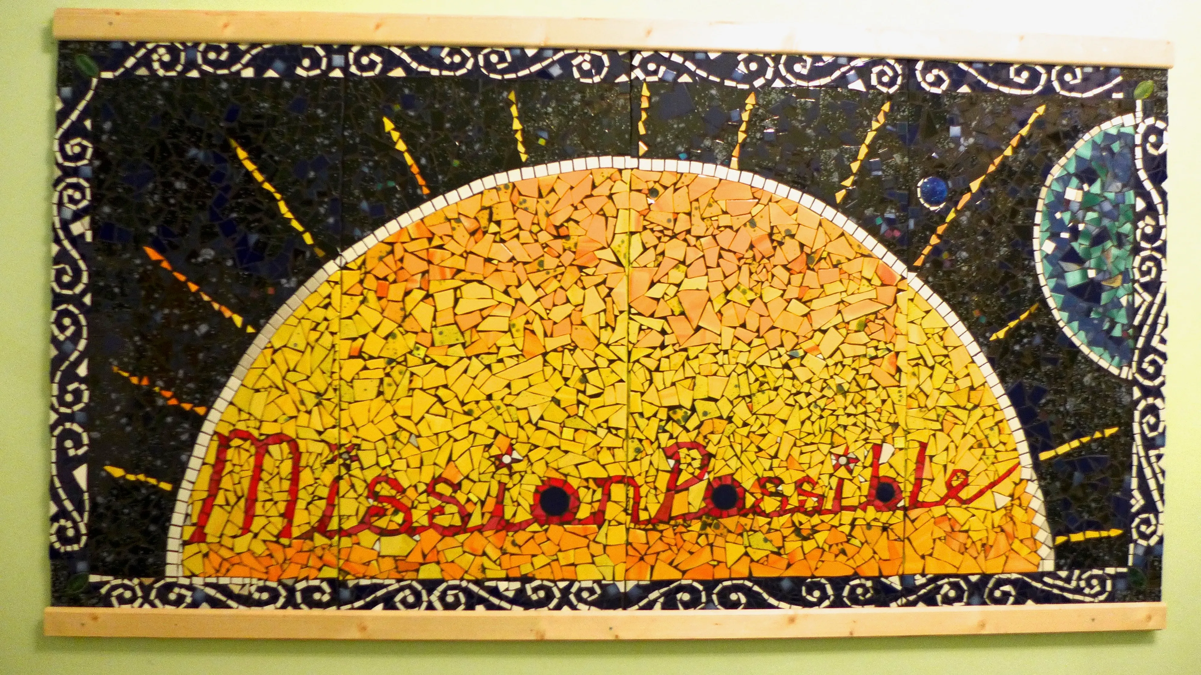 Mosaik mit gelber Sonne, roten Schriftzug 'Mission Possible' und buntem Mond vor schwarzem Hintergrund.