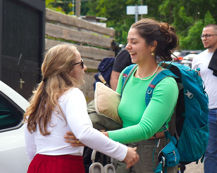 Zwei Fundraiserinnen sehen sich bei der Anreise wieder und umarmen sich glücklich.