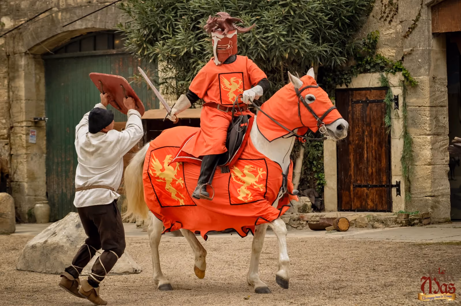 Spectacle « La porte des légendes et le chevalier dragon » au Vieux Mas — photo de couverture