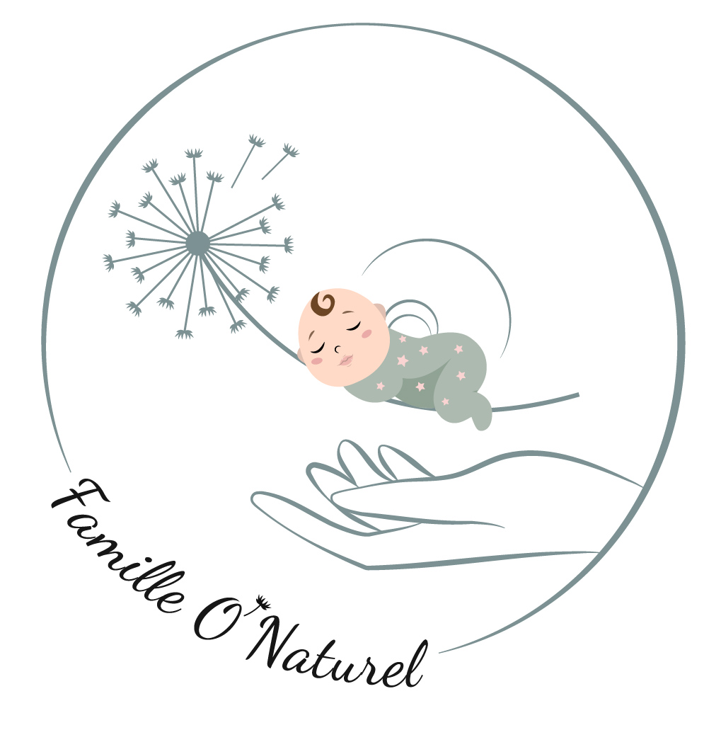 Un bébé endormi vêtu de grenouillère avec des étoiles allongé sur une main ouverte tenant une fleur de pissenlit, entouré d'un cercle avec le texte "Famille O'Naturel".