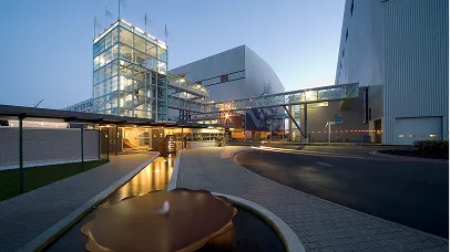 Bürogebäude bei Dämmerung – Hochbau-Referenz Ingenieurbüro SAV Papenburg