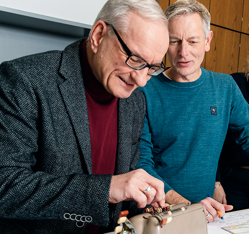 Bauingenieure SAV bei der gemeinsamen Detailprüfung im Ingenieurbüro Papenburg