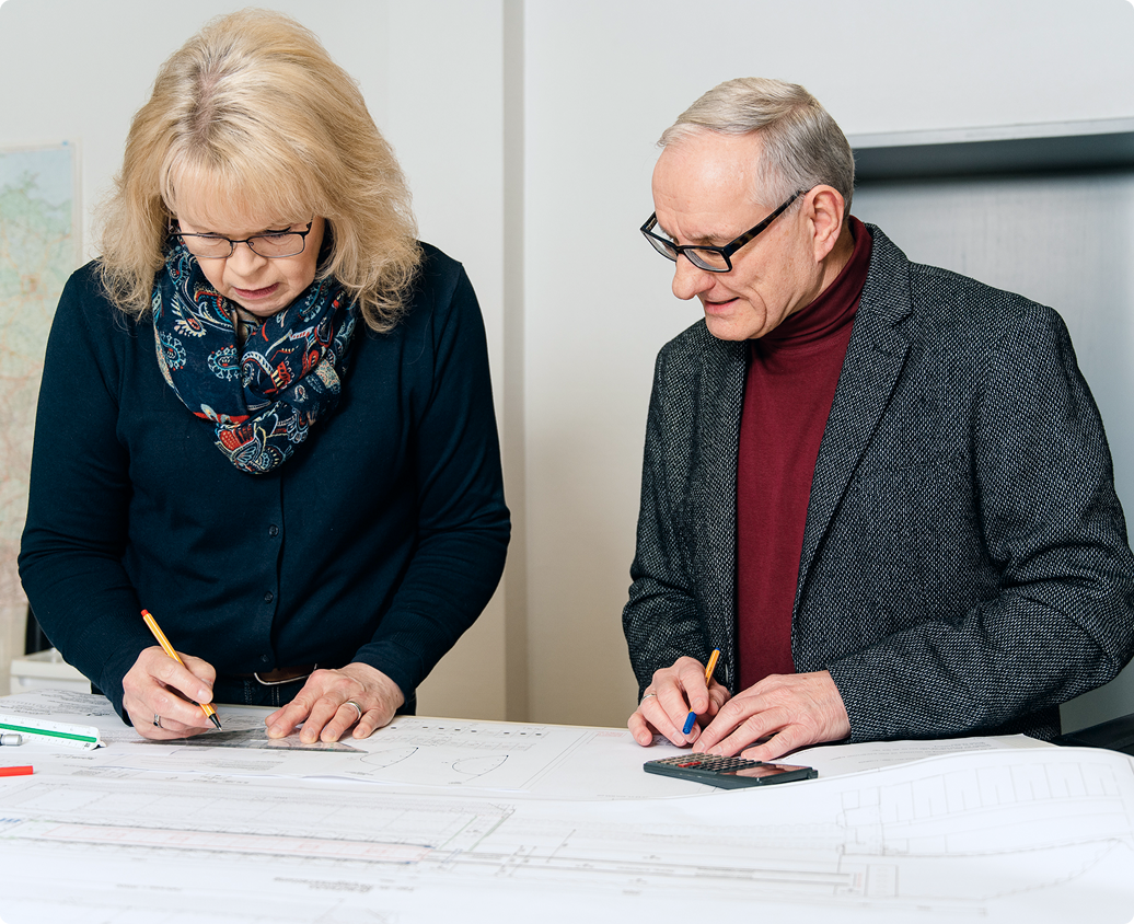 Bauingenieure des Büros SAV bei der Detailplanung an technischen Zeichnungen
