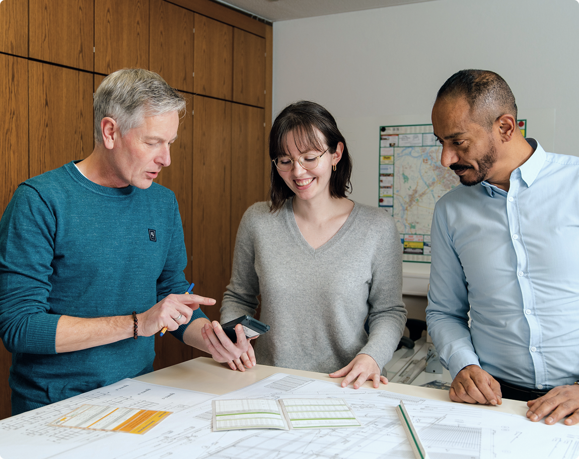 Eingespieltes Team des Ingenieurbüros SAV bei der gemeinsamen Projektplanung