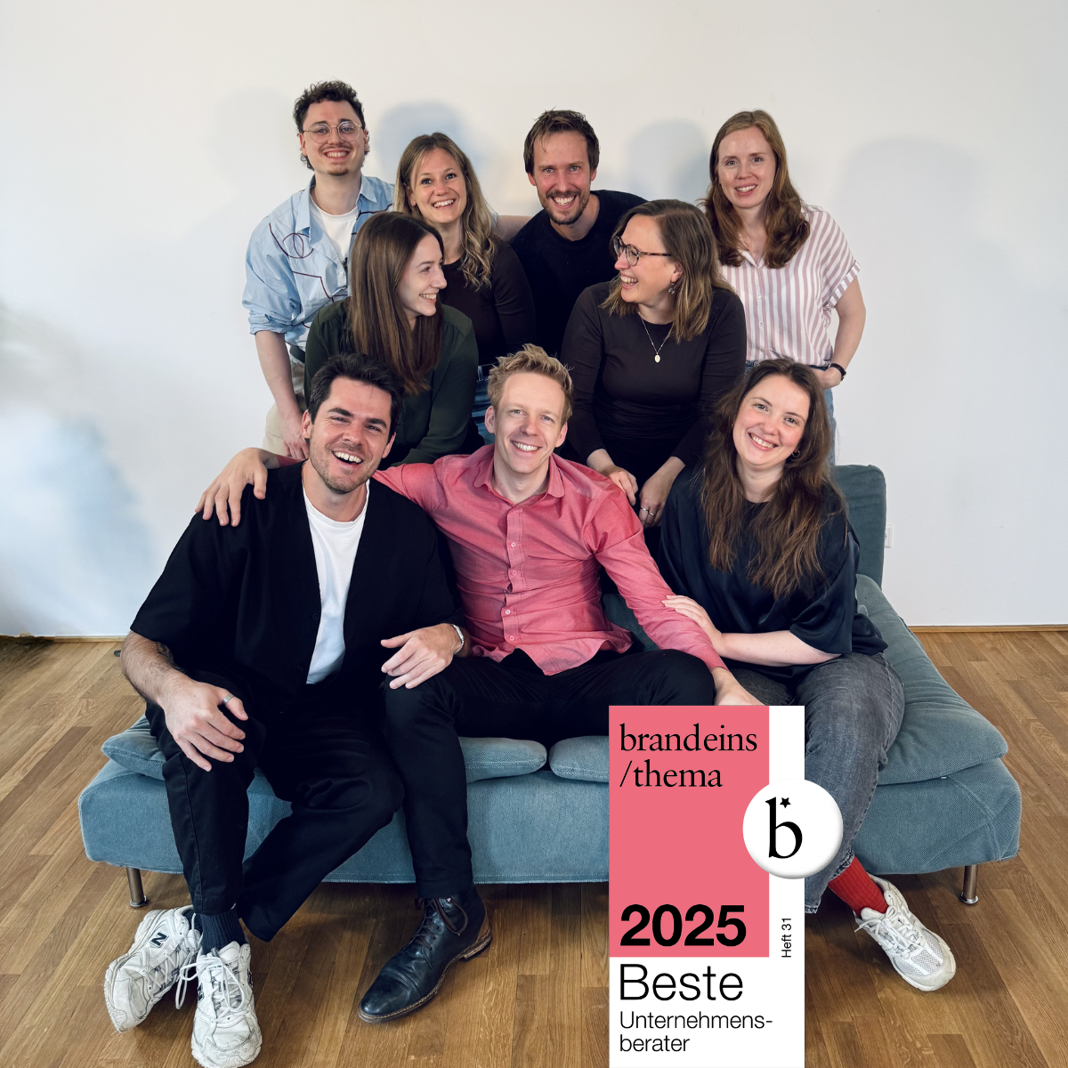Das Team von Chili and Change mit der brandeins Auszeichnung von 2025