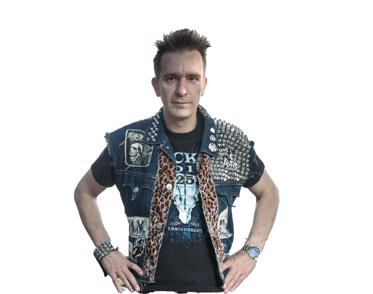 Mann mit hochgestylten Haaren trägt Nieten-Bandweste mit Leopardmuster und schwarzem T-Shirt.