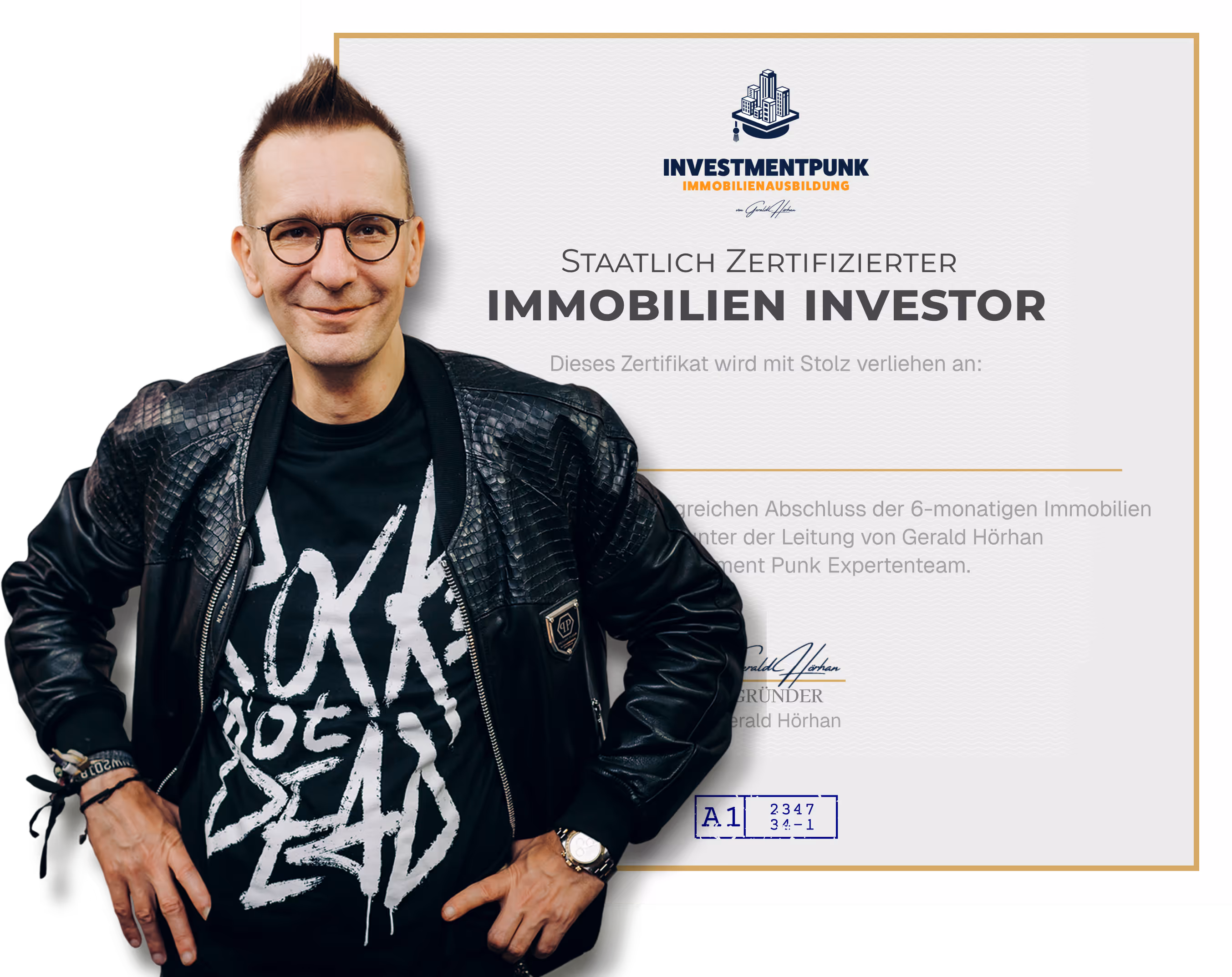 Mann mit Brille und schwarzer Lederjacke steht vor einem Zertifikat mit der Aufschrift 'Staatlich Zertifizierter Immobilien Investor' von Investmentpunk.