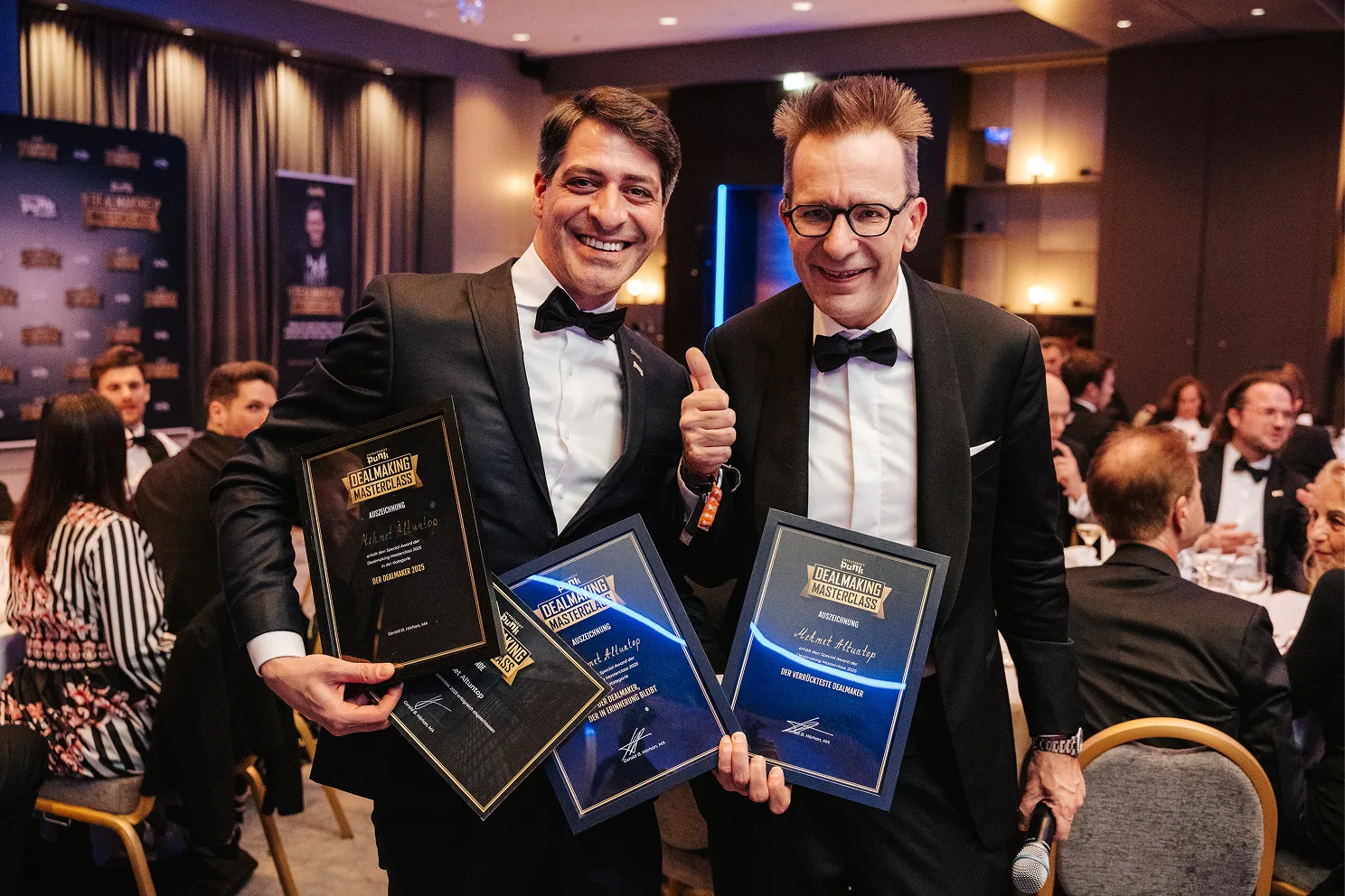 Zwei Männer bei einer Preisverleihung, einer hält den BETONGOLD Award für Immobilienvermögen über 1.000.000 €.