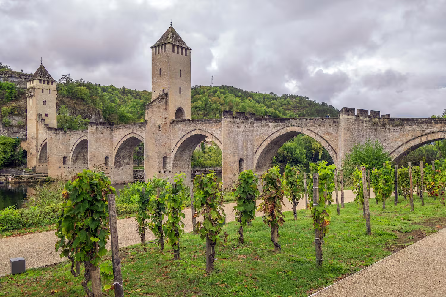 Location moto Bordeaux Saint-Jean : le point de départ parfait pour explorer le Médoc