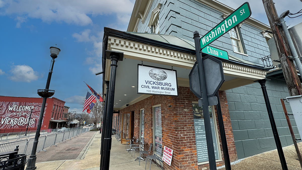 Outside street view of the Vicksburg Civil War Museum