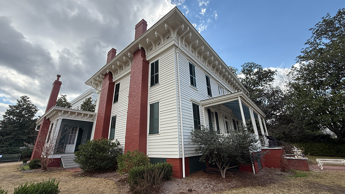 Side view of The First White House of the Confederacy in Montgomery, AL