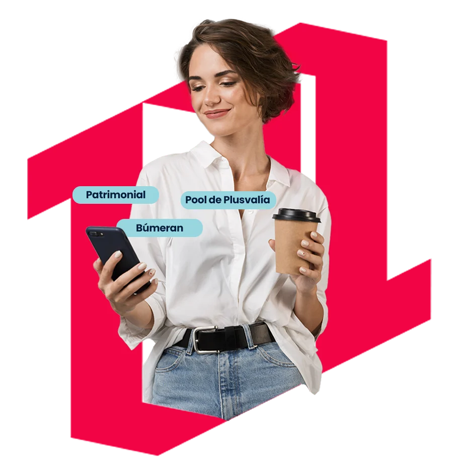 Inversionista de 100 Ladrillos revisando la app en su teléfono