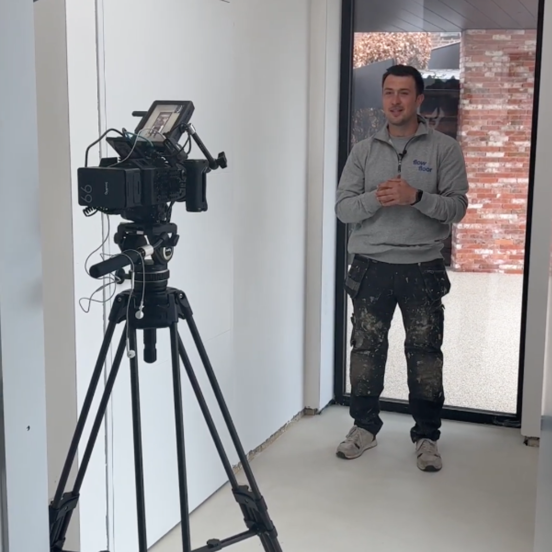 Flow Floor aan het werk met steentapijt en microcement voor particuliere klanten