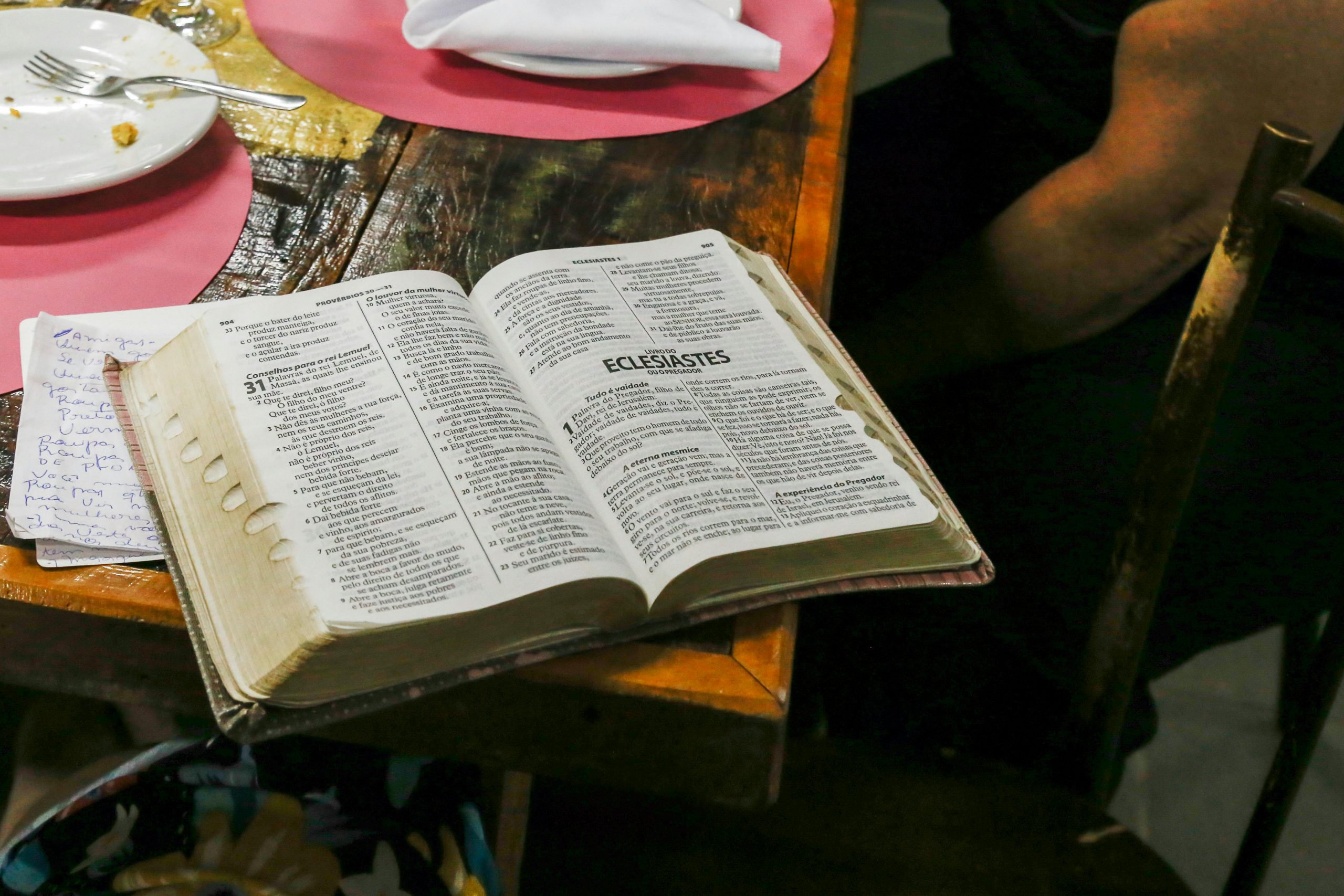 Discover six practical, Scripture-based de-escalation techniques to handle church conflicts with wisdom, grace, and compassion. 