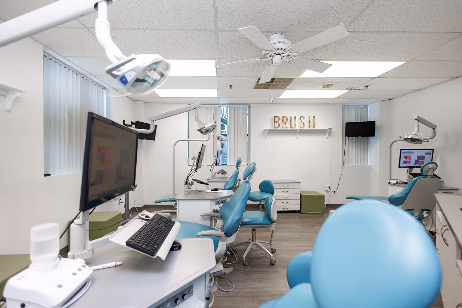 Desk computer and office chair - Dentist in Edison, NJ | Dentistry for Kids