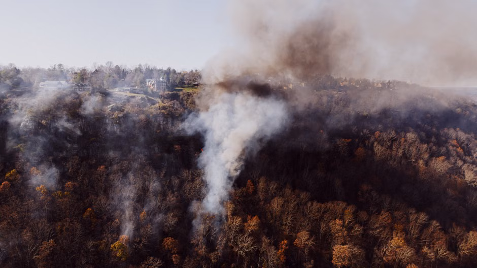 Microscopic view of smoke particles and PM2.5 pollutants compared to a human hair - how wildfire season affects your hvac Microscopic view of smoke particles and PM2.5 pollutants compared to a human hair - how wildfire season affects your hvac