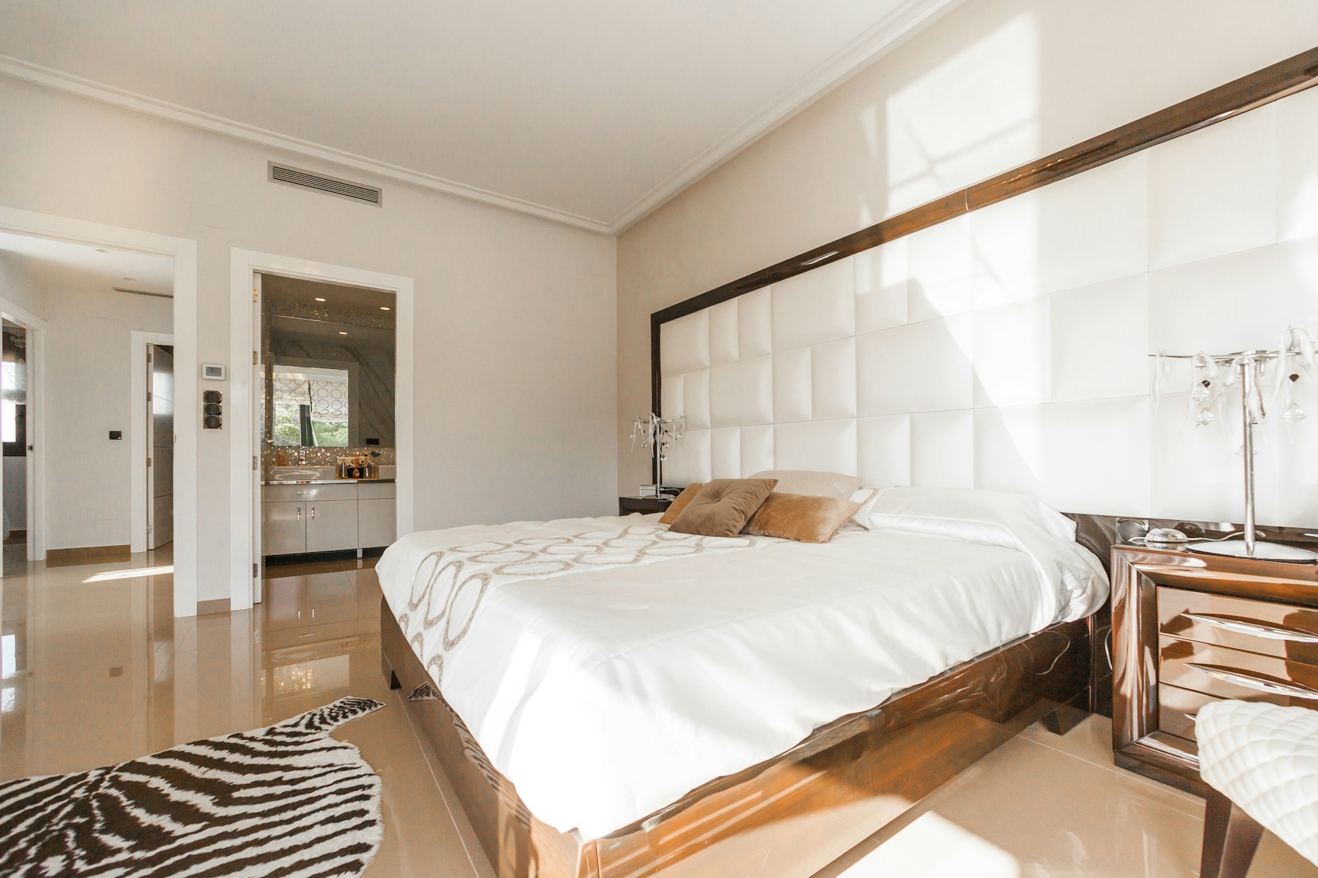 King size bed image