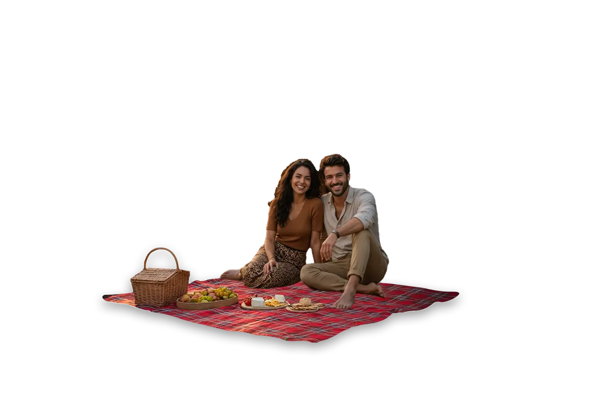 Zwei Personen sitzend bei einem Picknick