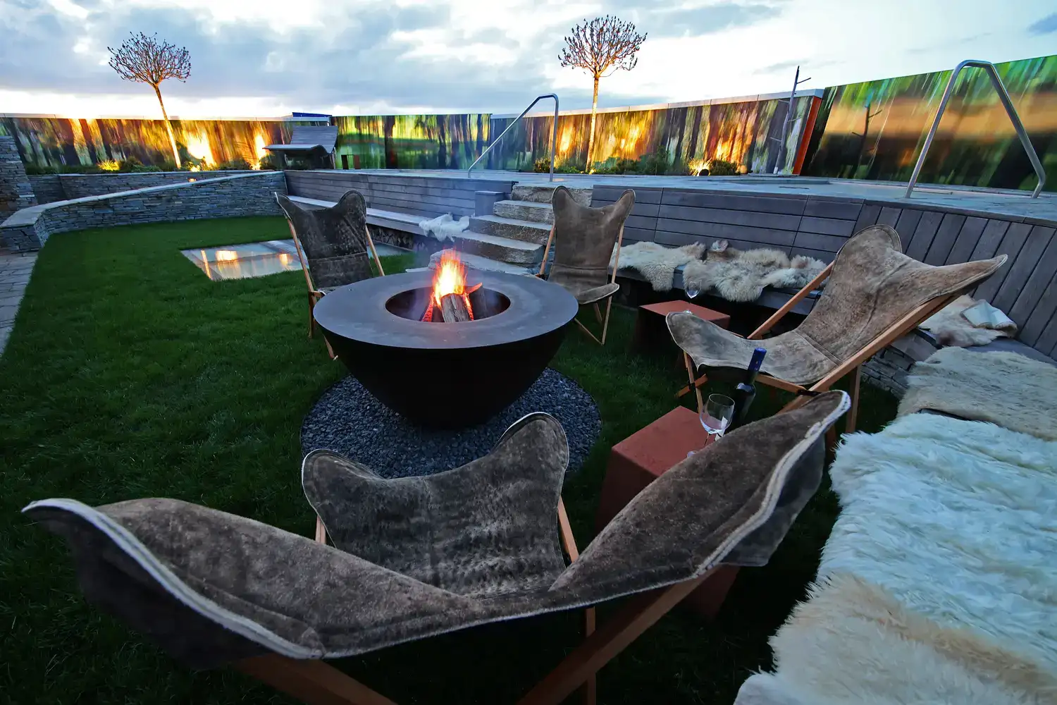 Chalet O Feuerring Sitzecke mit Fellen