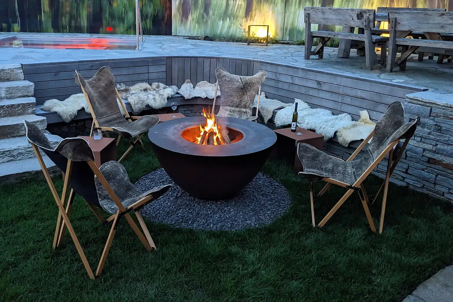 Chalet O Feuerring Stühle im Kreis um den Ring, Feuer