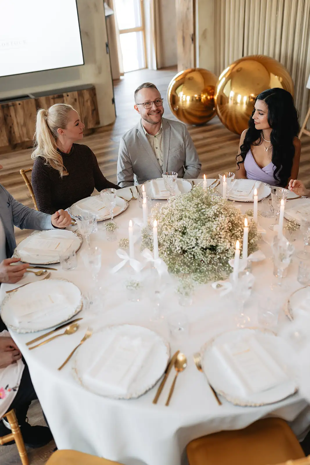 Hochzeit Dinner Tisch von oben mit Gästen